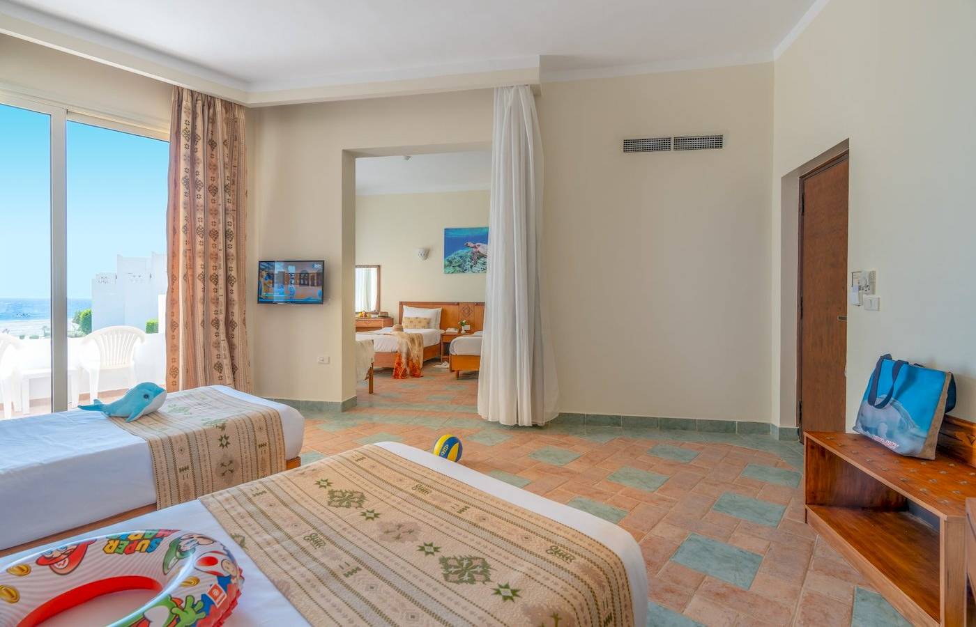 Kinderzimmer im Three Corners Equinox Beach Resort mit zwei Betten und Meerestieren.