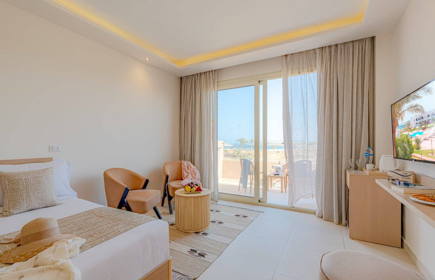 Zimmer im Dreiecks Equinox Strand Resort mit Blick auf das Meer