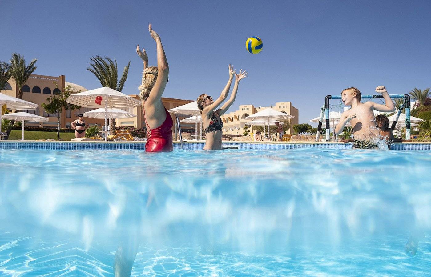 Volleyballspiel im Pool des Three Corners Equinox Beach Resorts