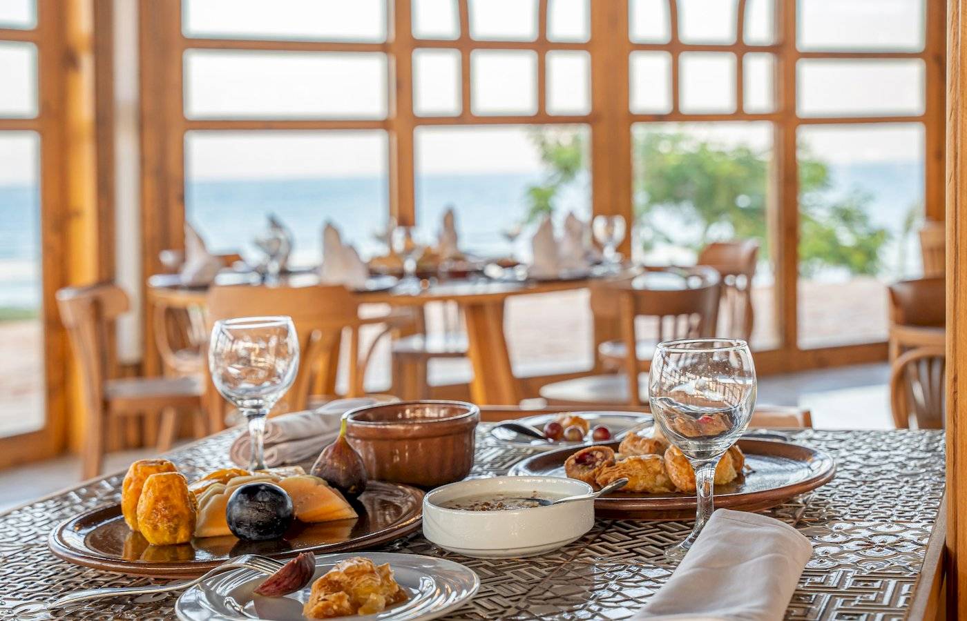 Frühstückstisch im Three Corners Equinox Beach Resort mit Blick auf das Meer
