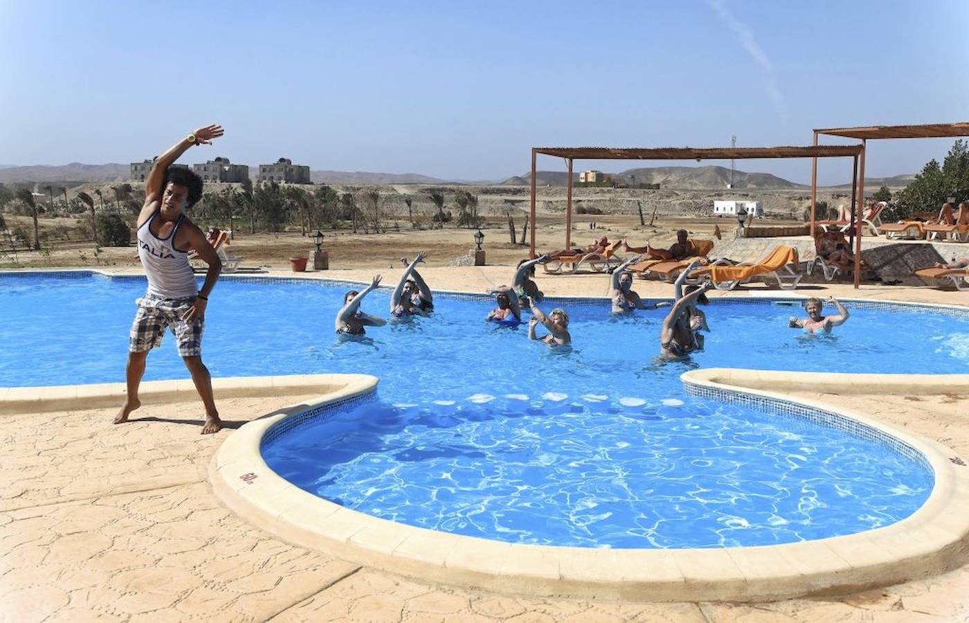 Gruppe von Menschen macht Wassergymnastik im Swimmingpool des Three Corners Equinox Beach Resort