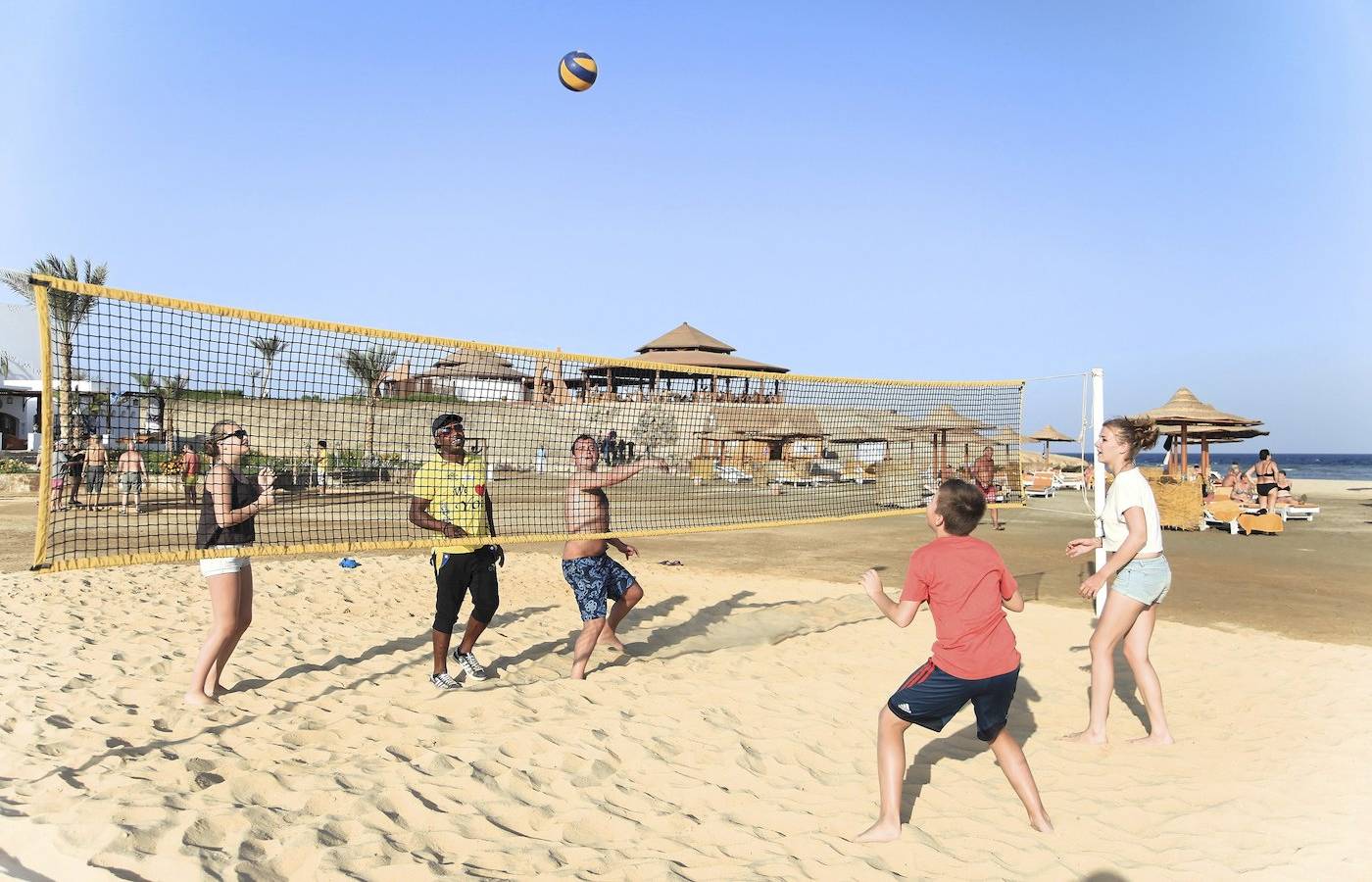 Volleyballspiel am Strand im Three Corners Equinox Beach Resort