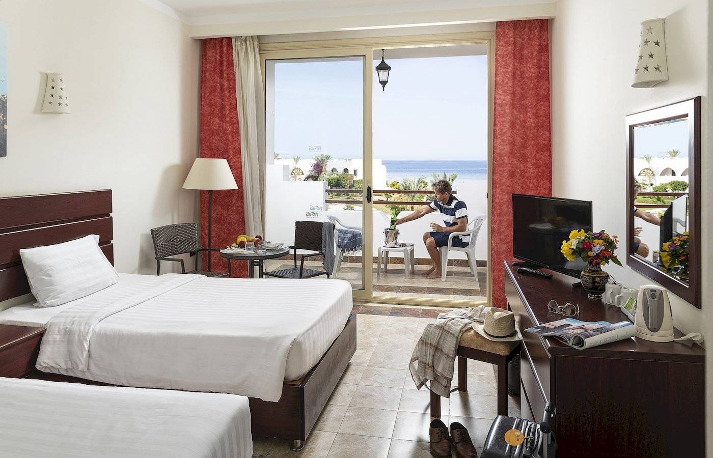 Zimmer im Three Corners Equinox Beach Resort mit Blick auf das Meer.
