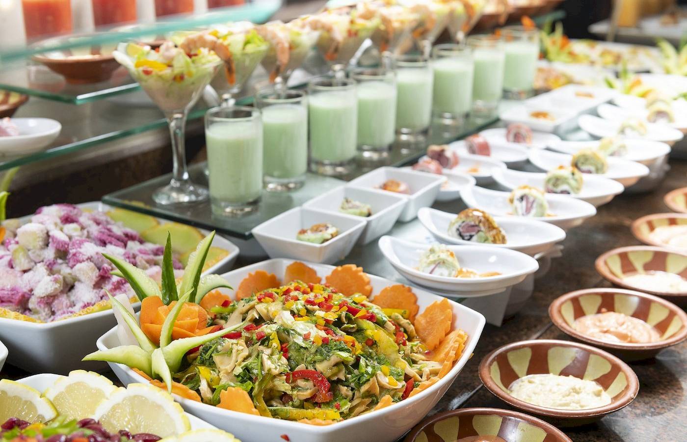 Buffet im Three Corners Equinox Beach Resort mit verschiedenen Vorspeisen und Getränken.
