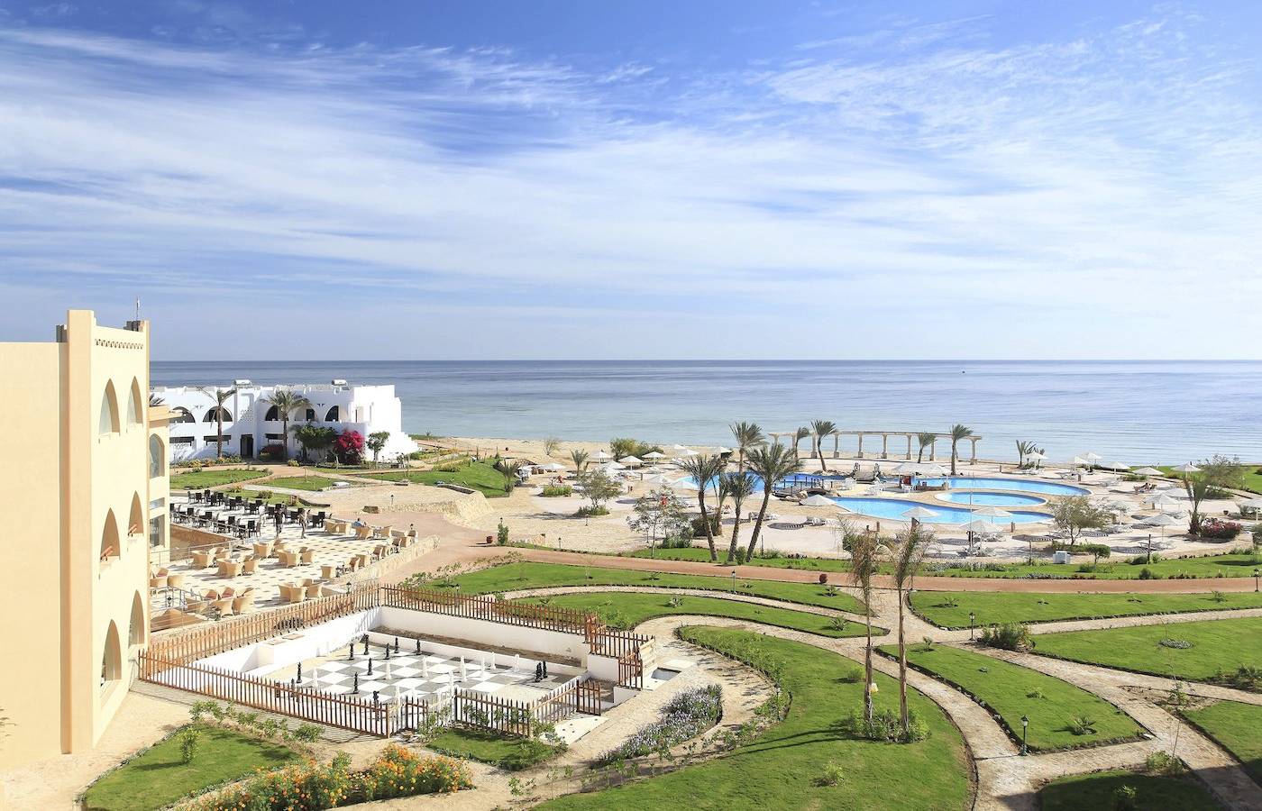 Luftaufnahme des Three Corners Equinox Beach Resorts mit Blick auf den Ozean und den Swimmingpool.