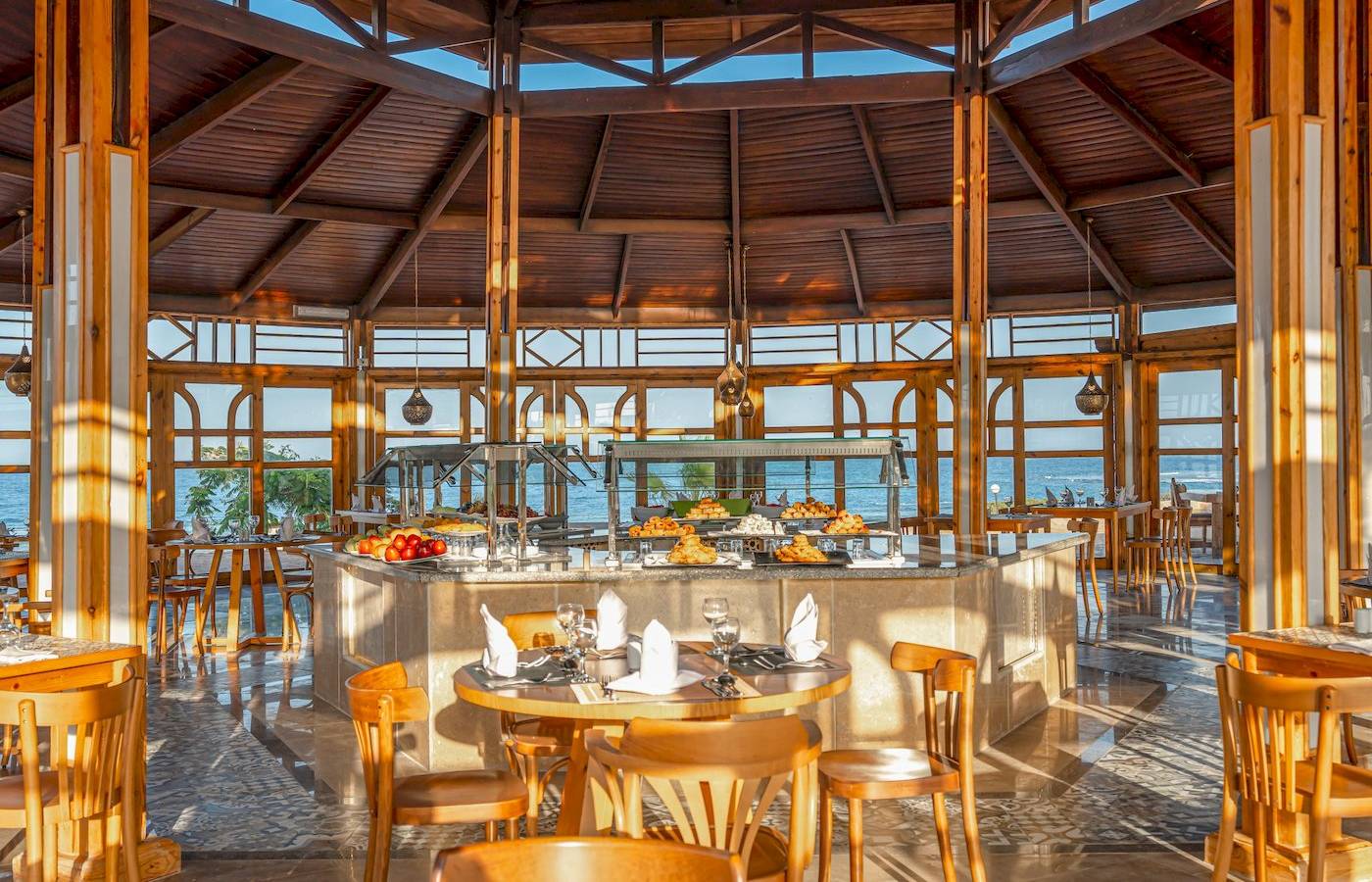 Innenansicht des Restaurants im Three Corners Equinox Beach Resort mit Buffet und Tischen.