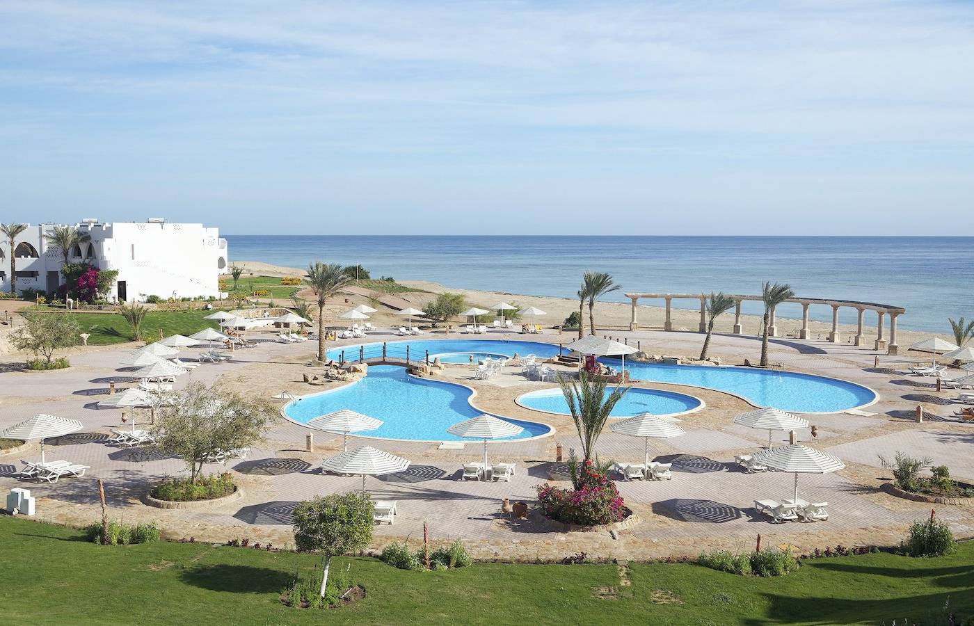 Luftaufnahme des Three Corners Equinox Beach Resorts mit Pools und Strand