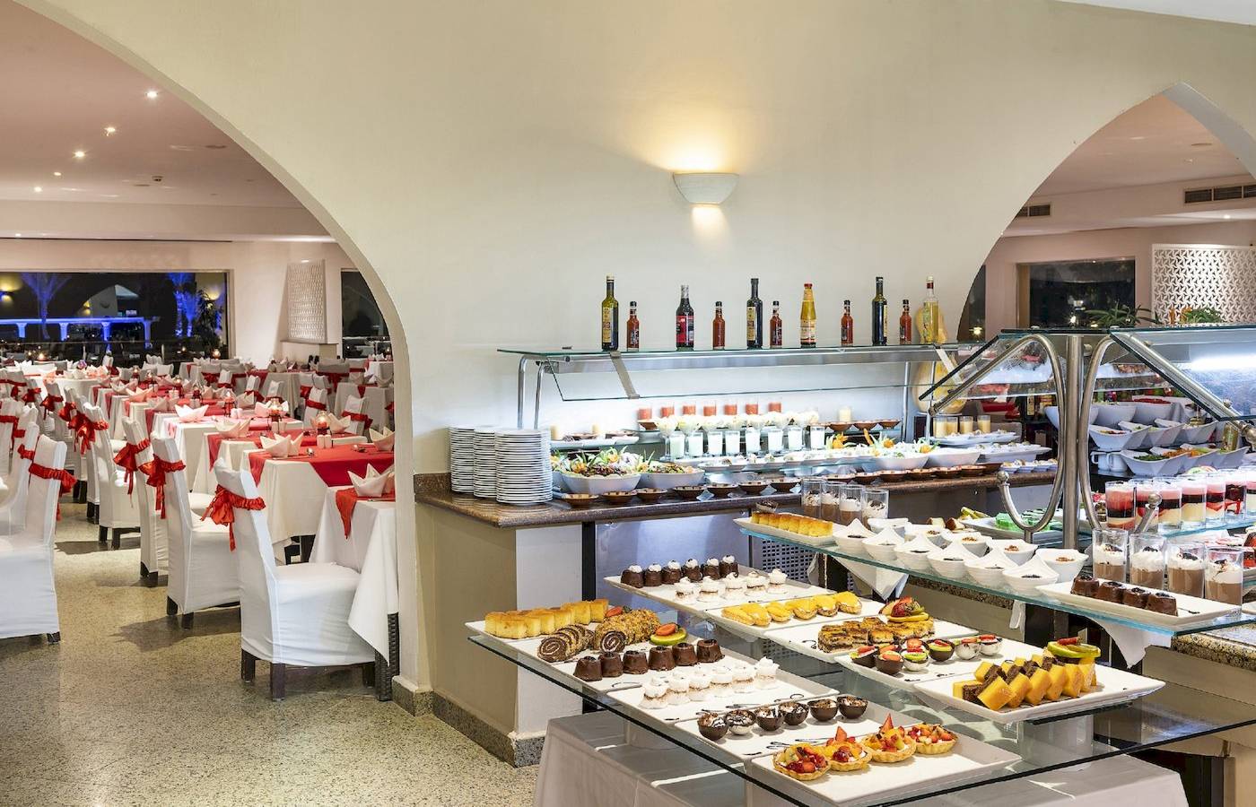 Buffet im Restaurant des Three Corners Equinox Beach Resort mit vielen Desserts und Speisen.