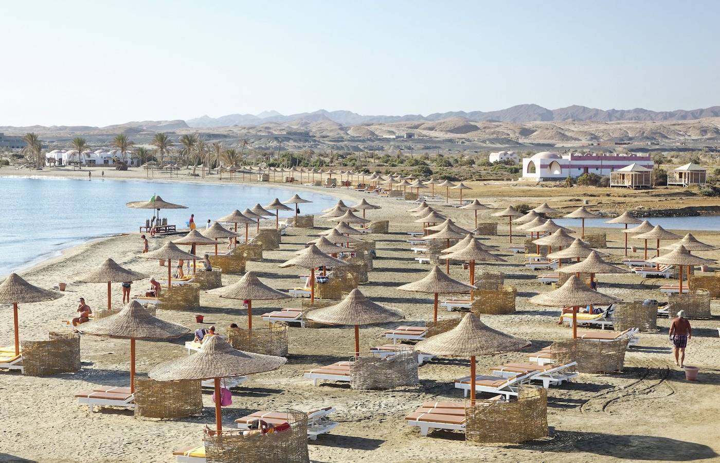 Strand des Three Corners Equinox Beach Resorts mit vielen Sonnenschirmen und Liegen