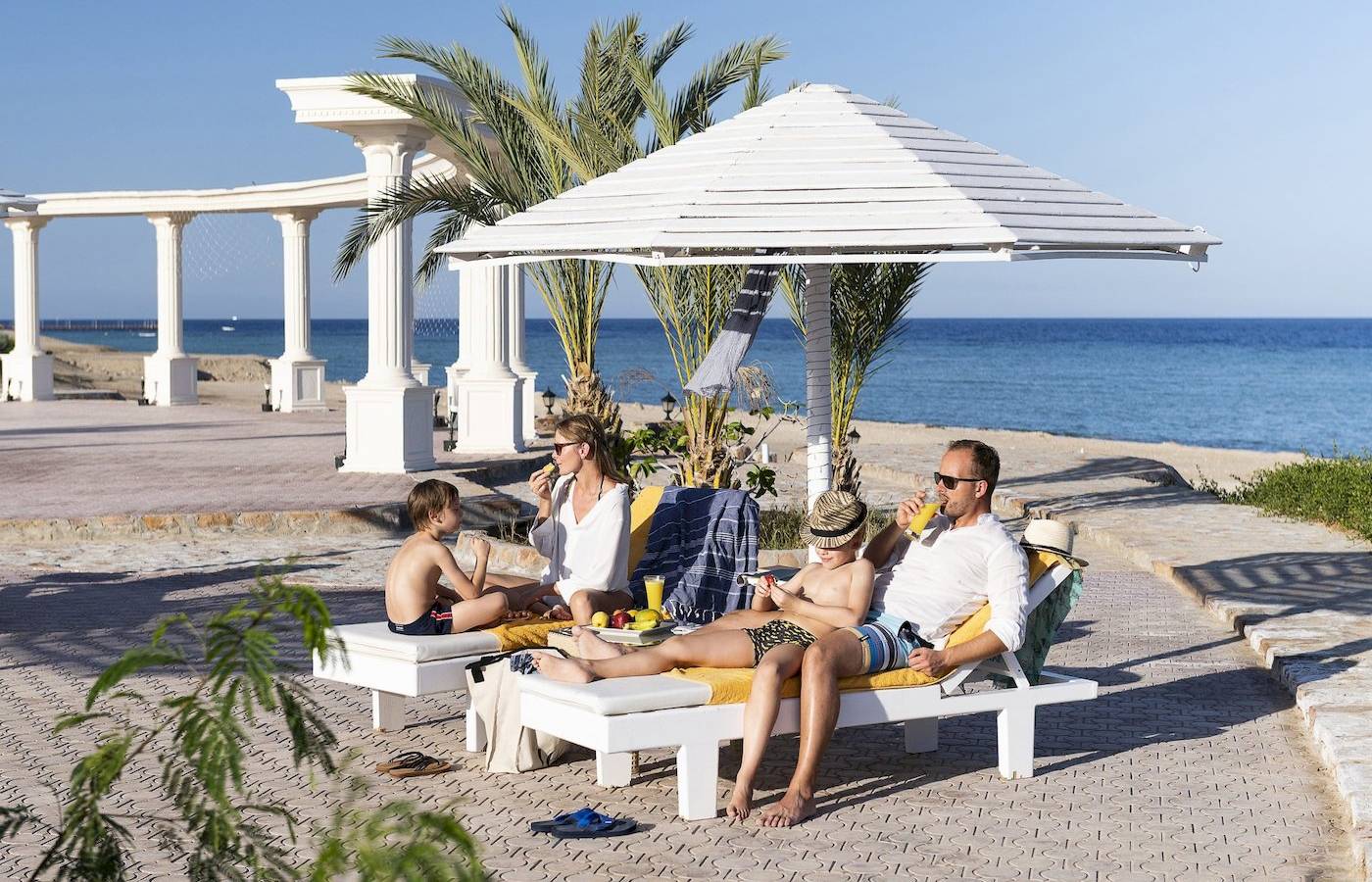 Familie genießt Urlaub im Three Corners Equinox Beach Resort am Strand