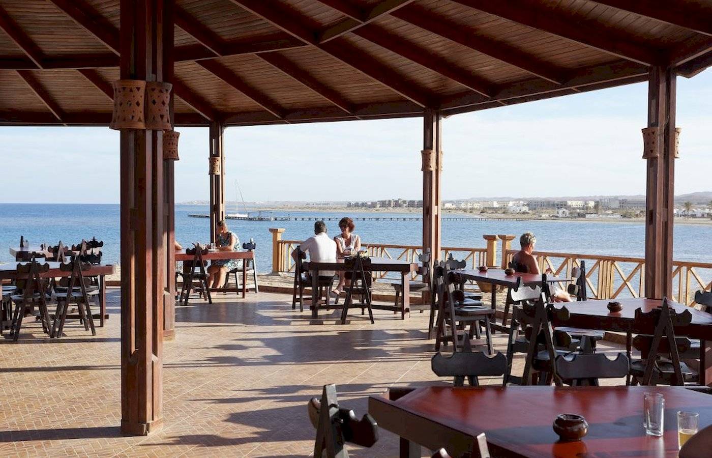 Terrasse des Three Corners Equinox Beach Resorts mit Blick auf das Meer.