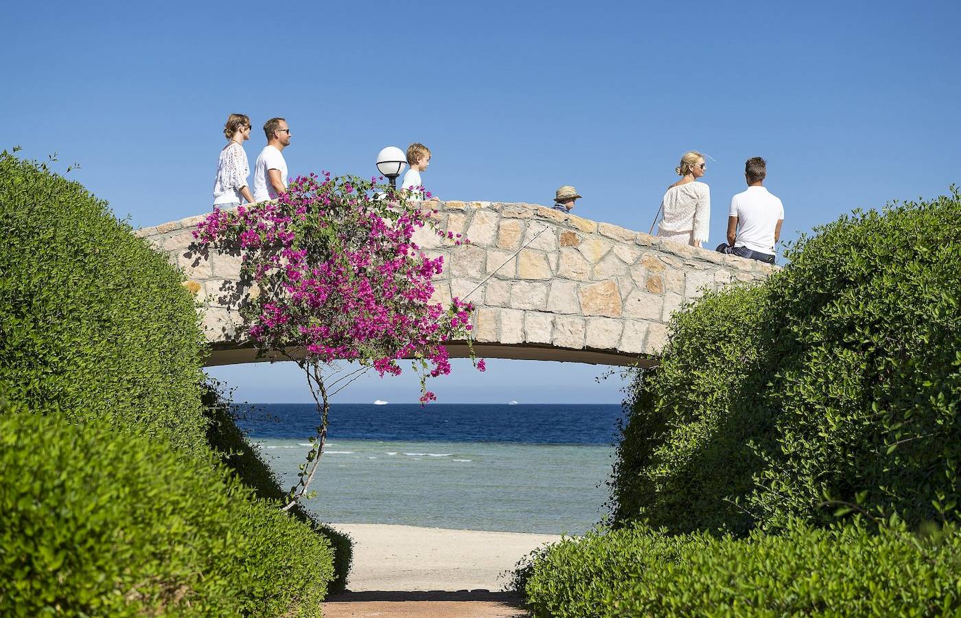Familie auf der Brücke des Three Corners Equinox Beach Resort mit Blick auf den Strand
