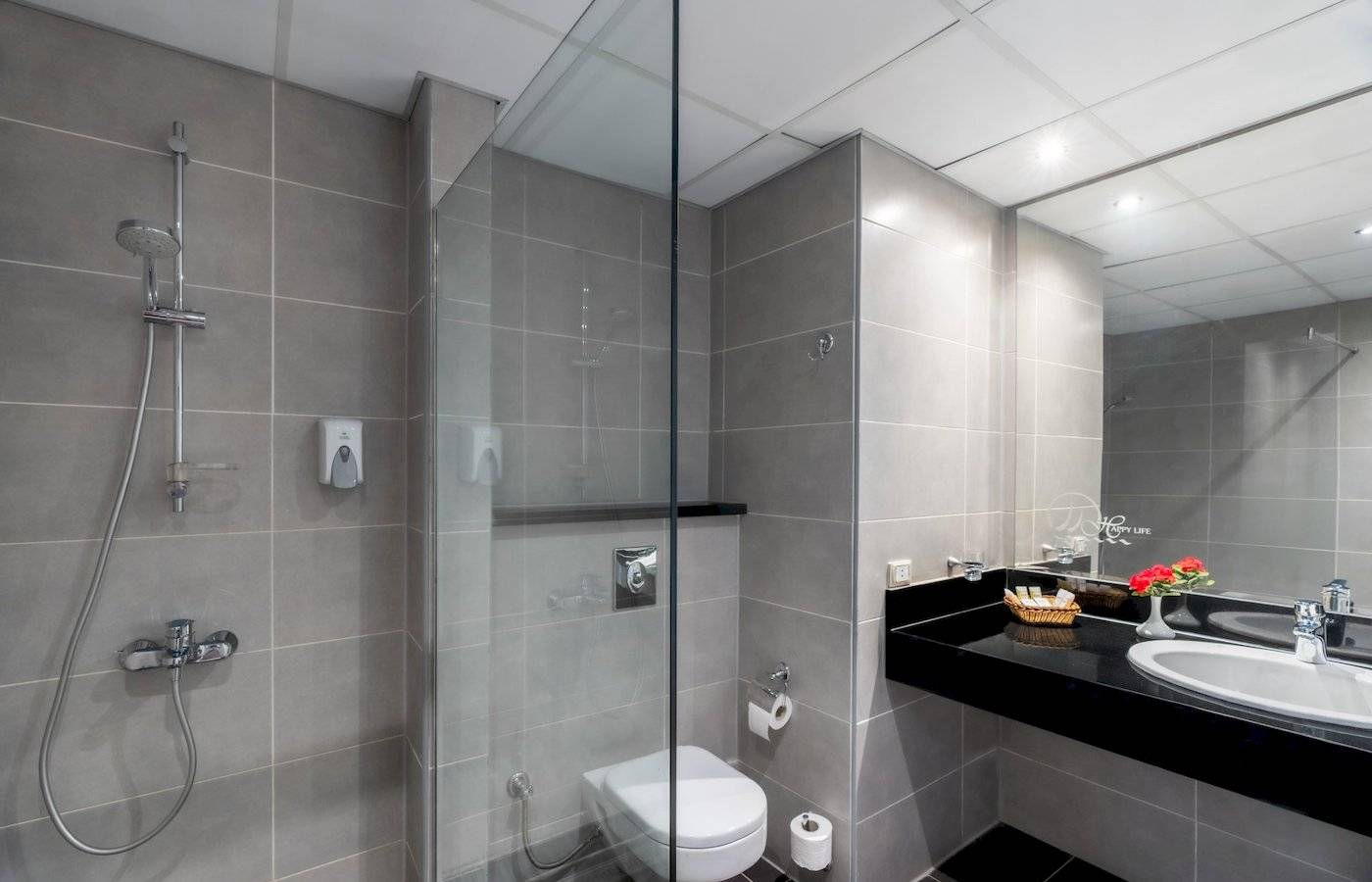 Badezimmer im Three Corners Happy Life Beach Resort.