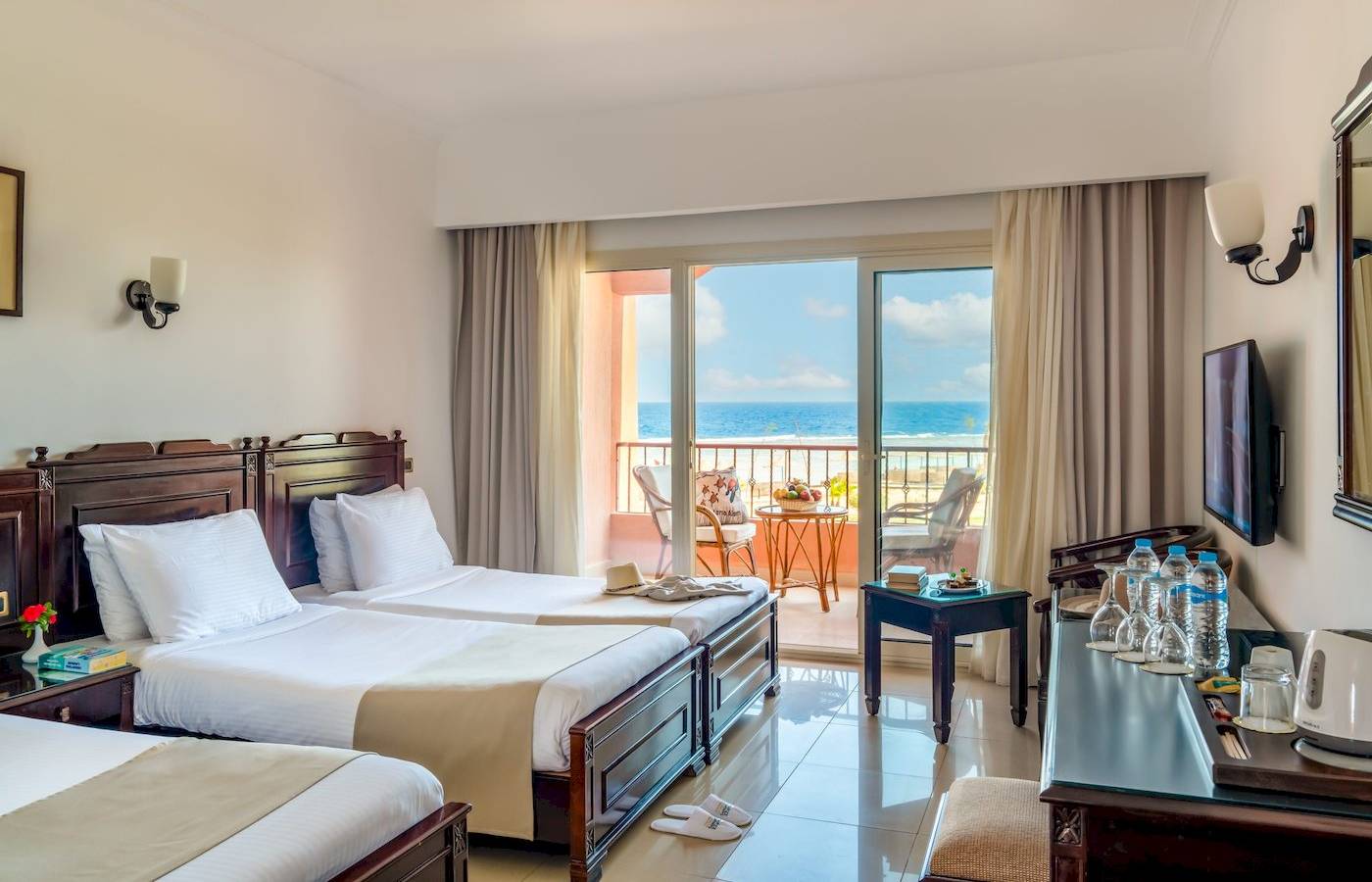 Drei Betten Zimmer mit Meerblick im Three Corners Happy Life Beach Resort