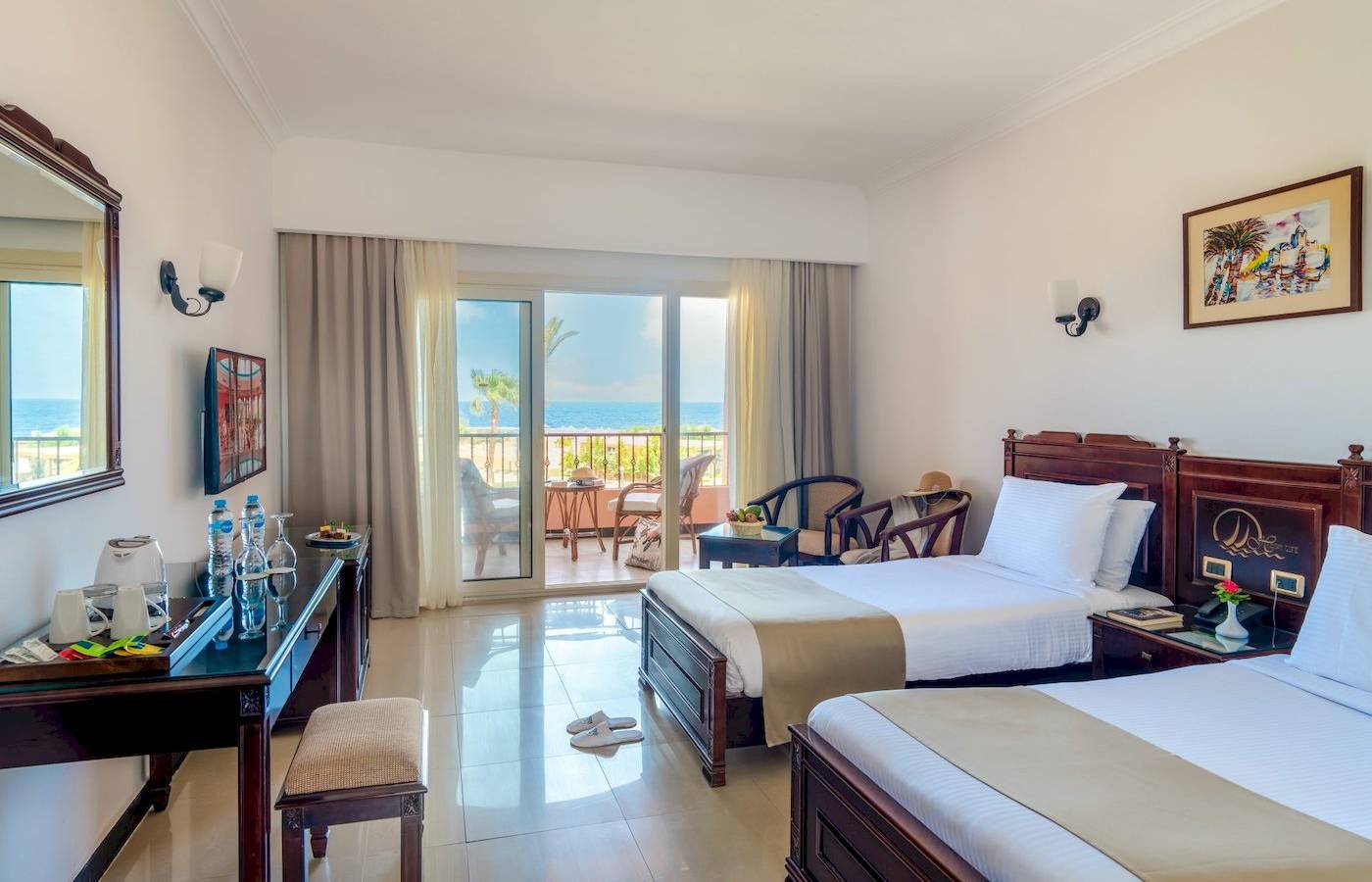 Zimmer im Three Corners Happy Life Beach Resort mit Blick auf das Meer von der Terrasse aus.