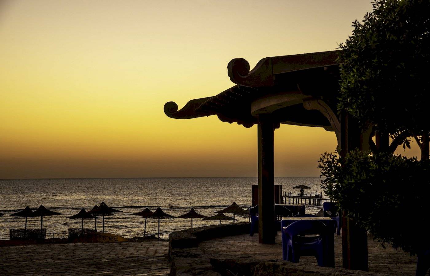 Abendlicher Blick auf das Drei Eck Happy Leben Strand Resort mit Blick auf das Meer und Sonnenuntergang.