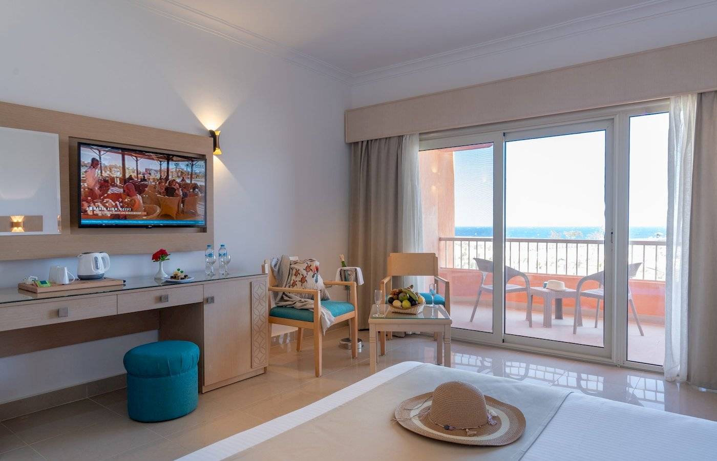 Hotelzimmer mit Meerblick und Balkon im Three Corners Happy Life Beach Resort