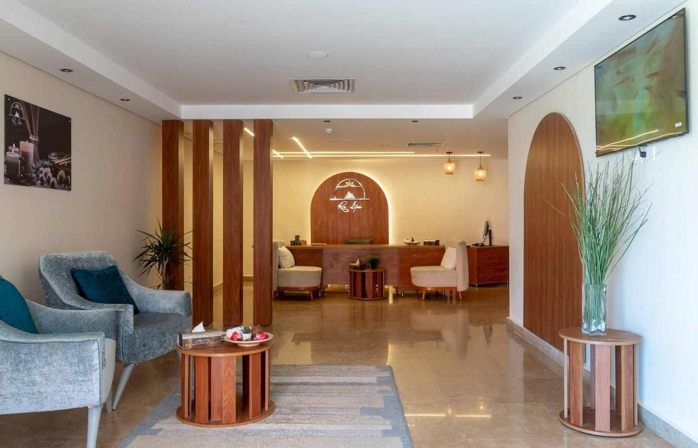 Empfangsbereich des Three Corners Happy Life Beach Resorts mit Möbeln und Dekoration.