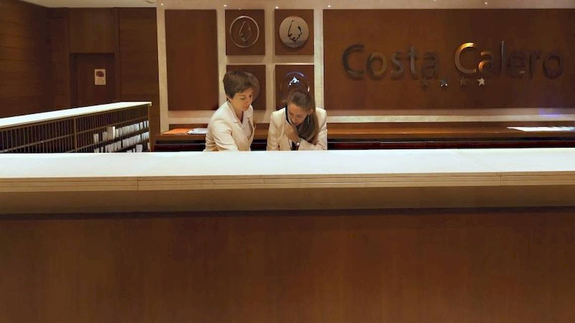 Zwei Frauen an der Rezeption des Costa Calero Thalasso & Spa Hotels.