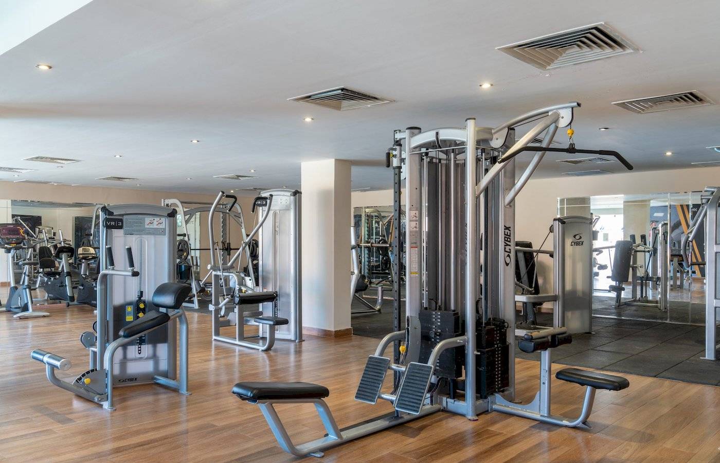 Fitnessstudio im Three Corners Happy Life Beach Resort mit verschiedenen Trainingsgeräten