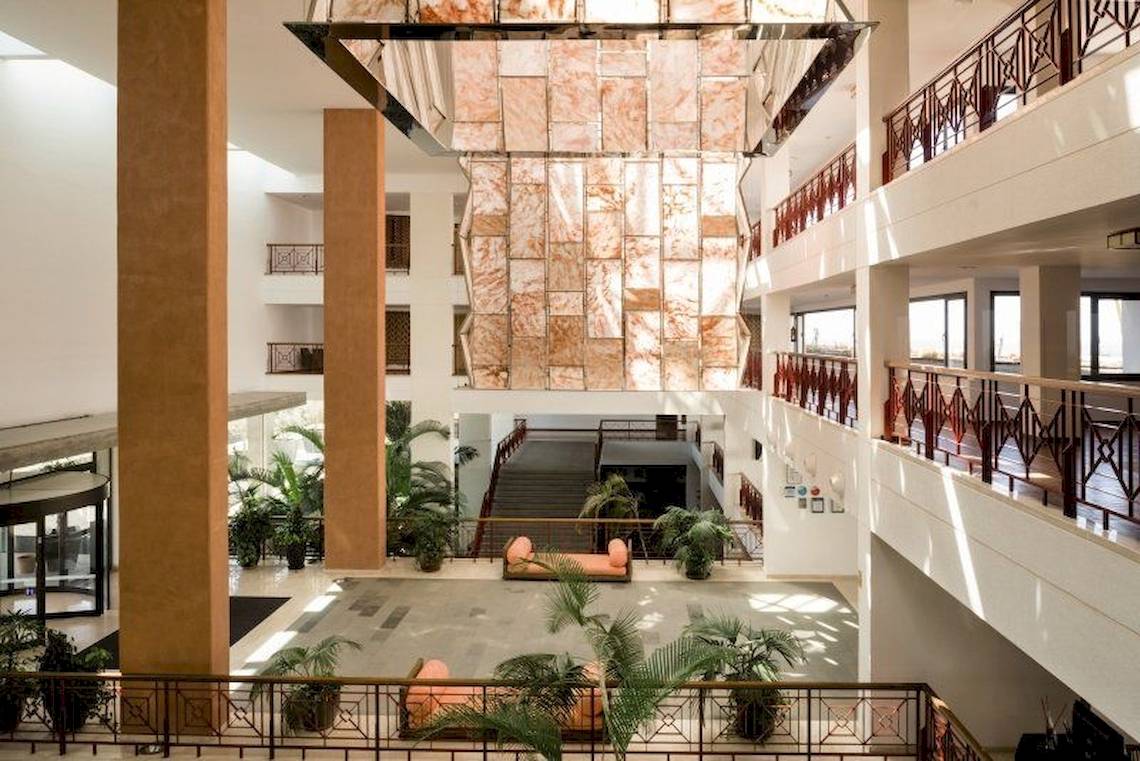 Foyer des Costa Calero Thalasso & Spa Hotels mit Sofa, Pflanzen und Marmordecke.
