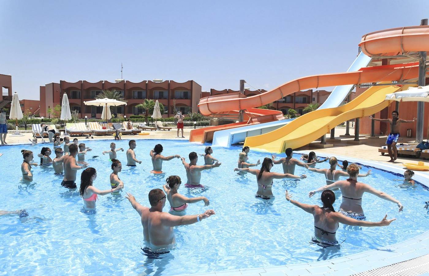 Gruppe von Erwachsenen und Kindern, die Aerobic im Swimmingpool des Three Corners Happy Life Beach Resorts machen