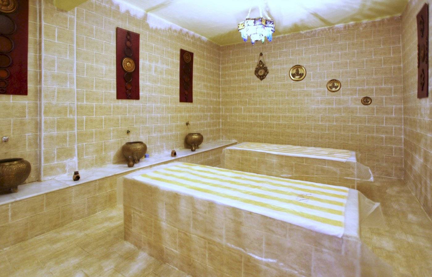 Innenansicht einer Sauna im Three Corners Happy Life Beach Resort mit zwei Liegeflächen und dekorativen Elementen.