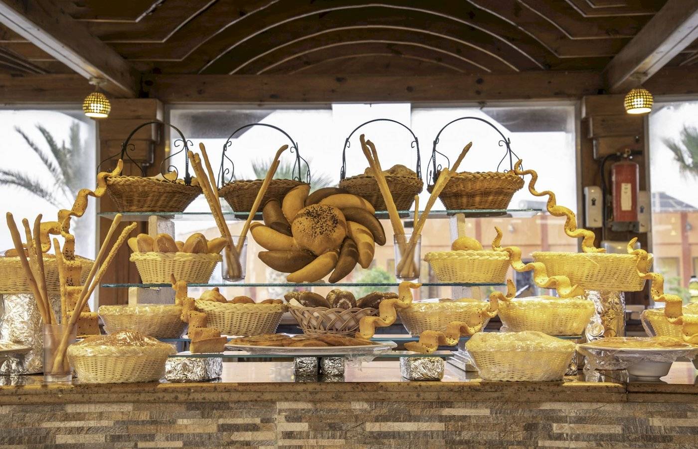 Verschiedene Brote in Körben im Three Corners Happy Life Beach Resort