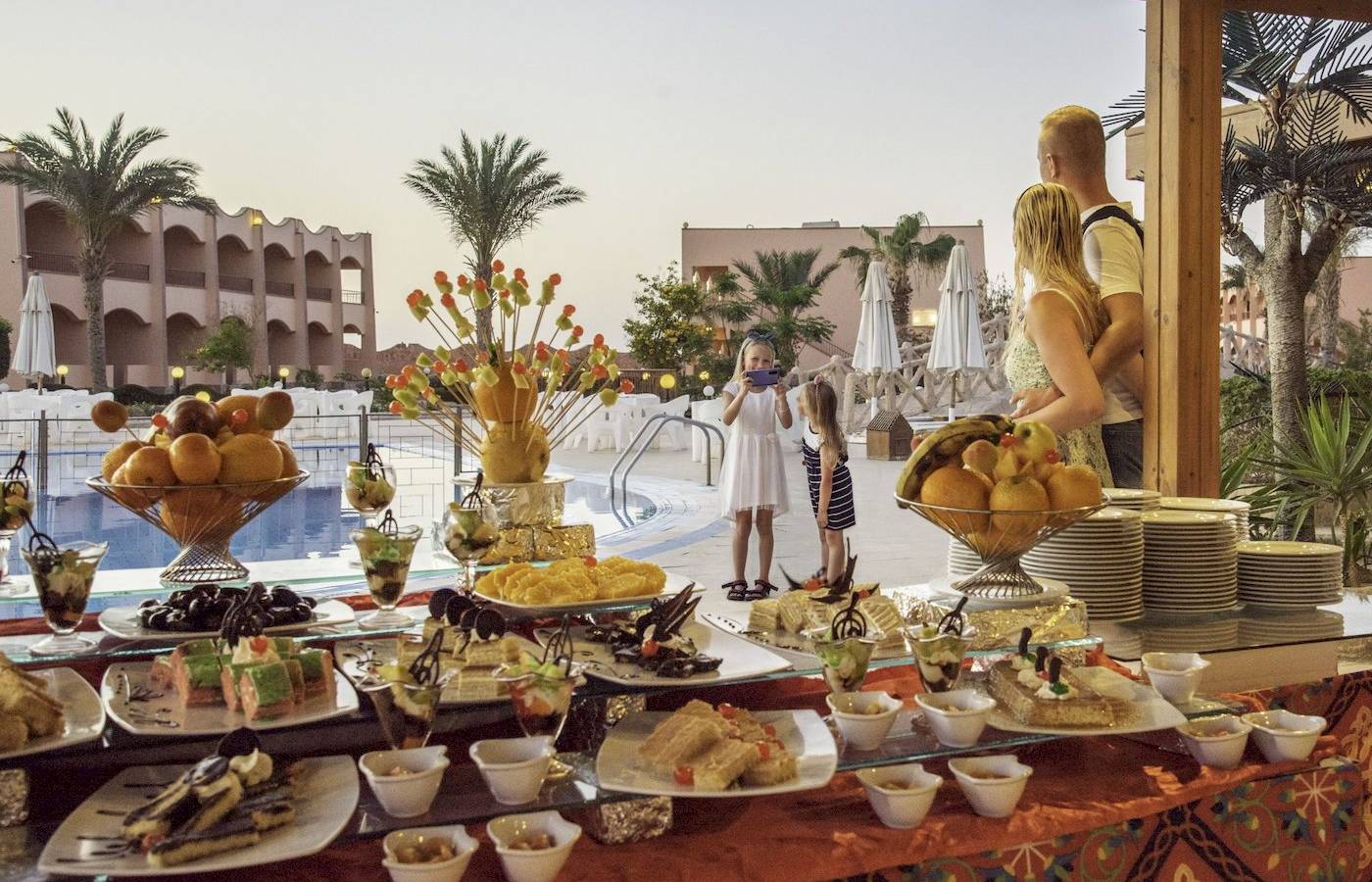 Familie genießt ein Frühstücksbuffet im Three Corners Happy Life Beach Resort.