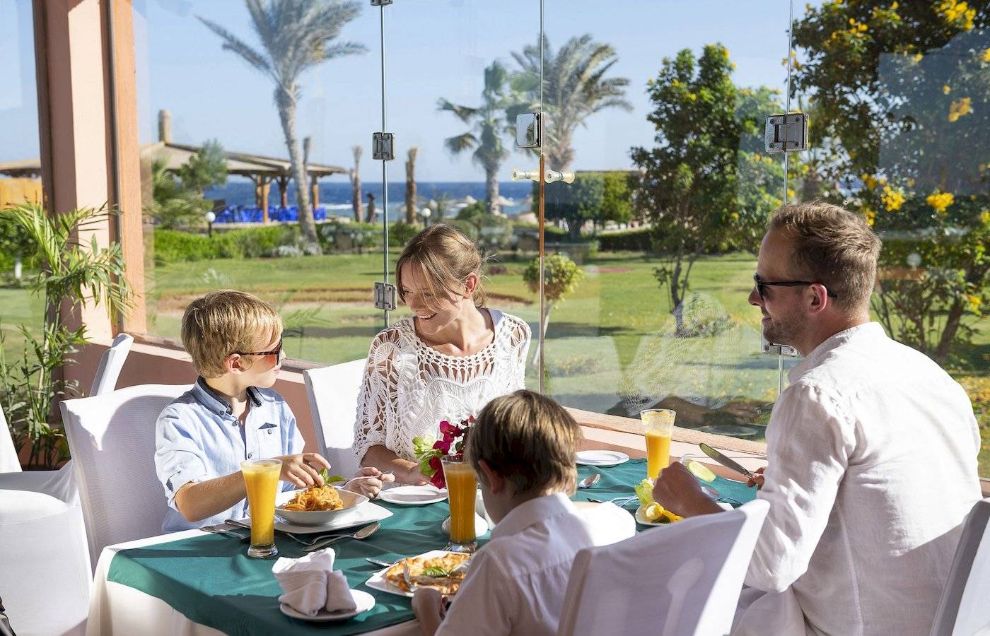 Familie im Restaurant im Three Corners Happy Life Beach Resort