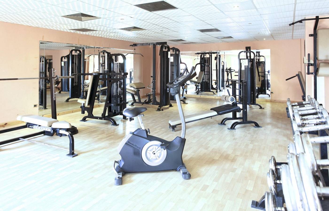 Fitness-Center im Three Corners Happy Life Beach Resort mit verschiedenen Trainingsgeräten.