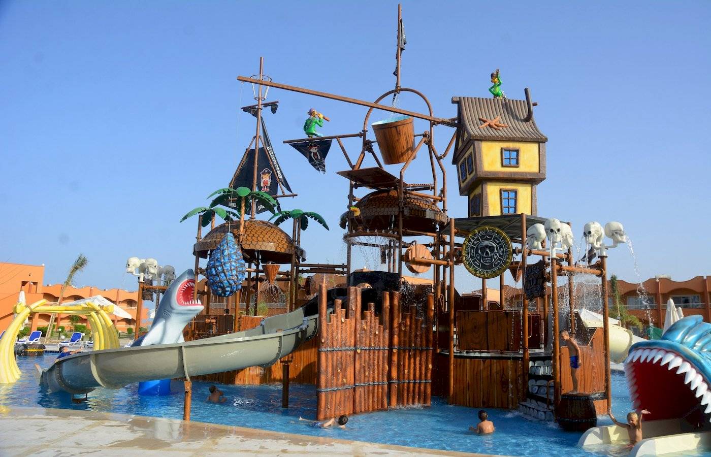 Piraten-Thema Wasserpark im Three Corners Happy Life Beach Resort mit Wasserrutschen und Spielstrukturen.