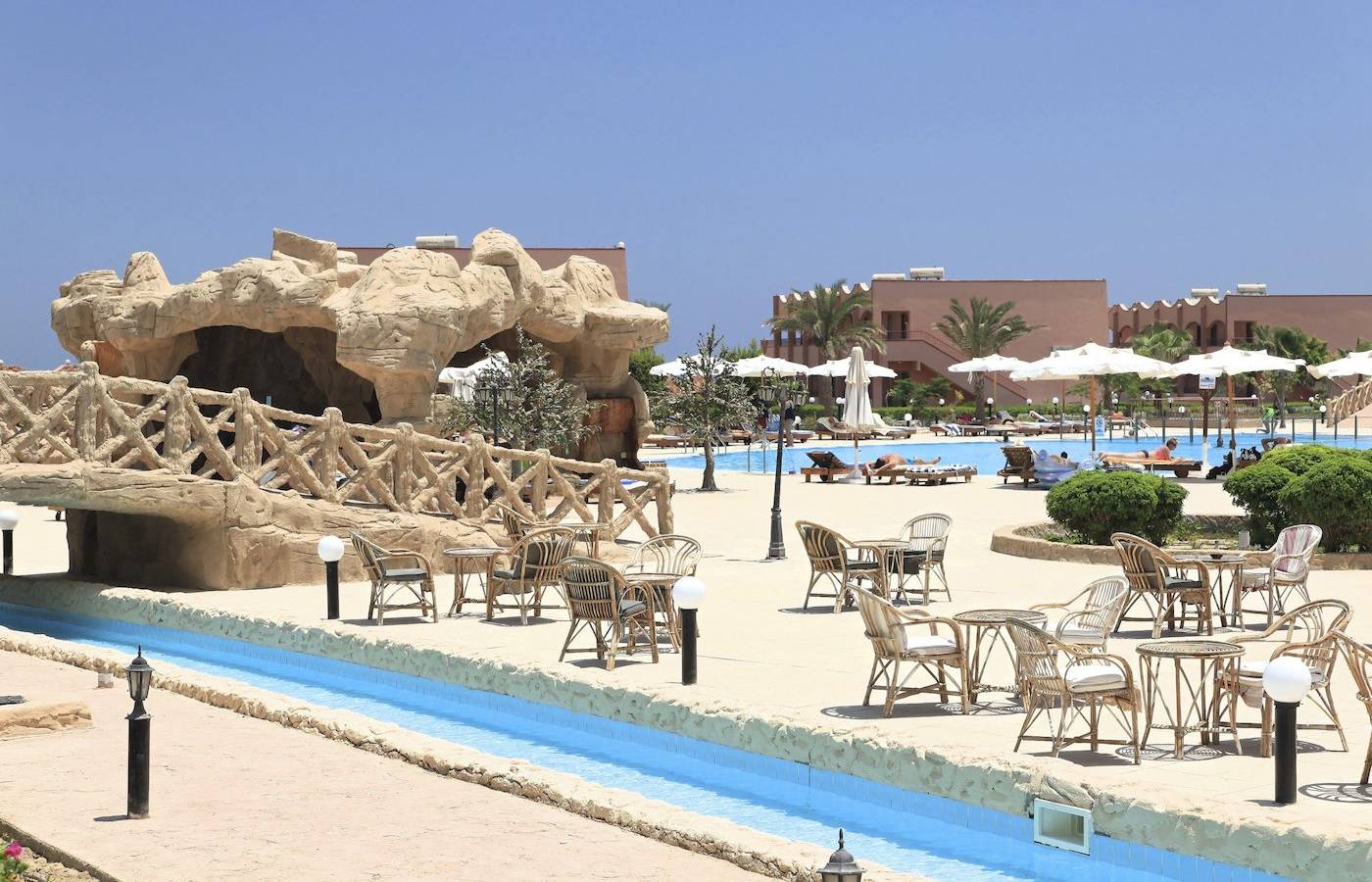 Drei-Ecken-Happy-Life-Strandresort mit Pool und Liegebereichen.