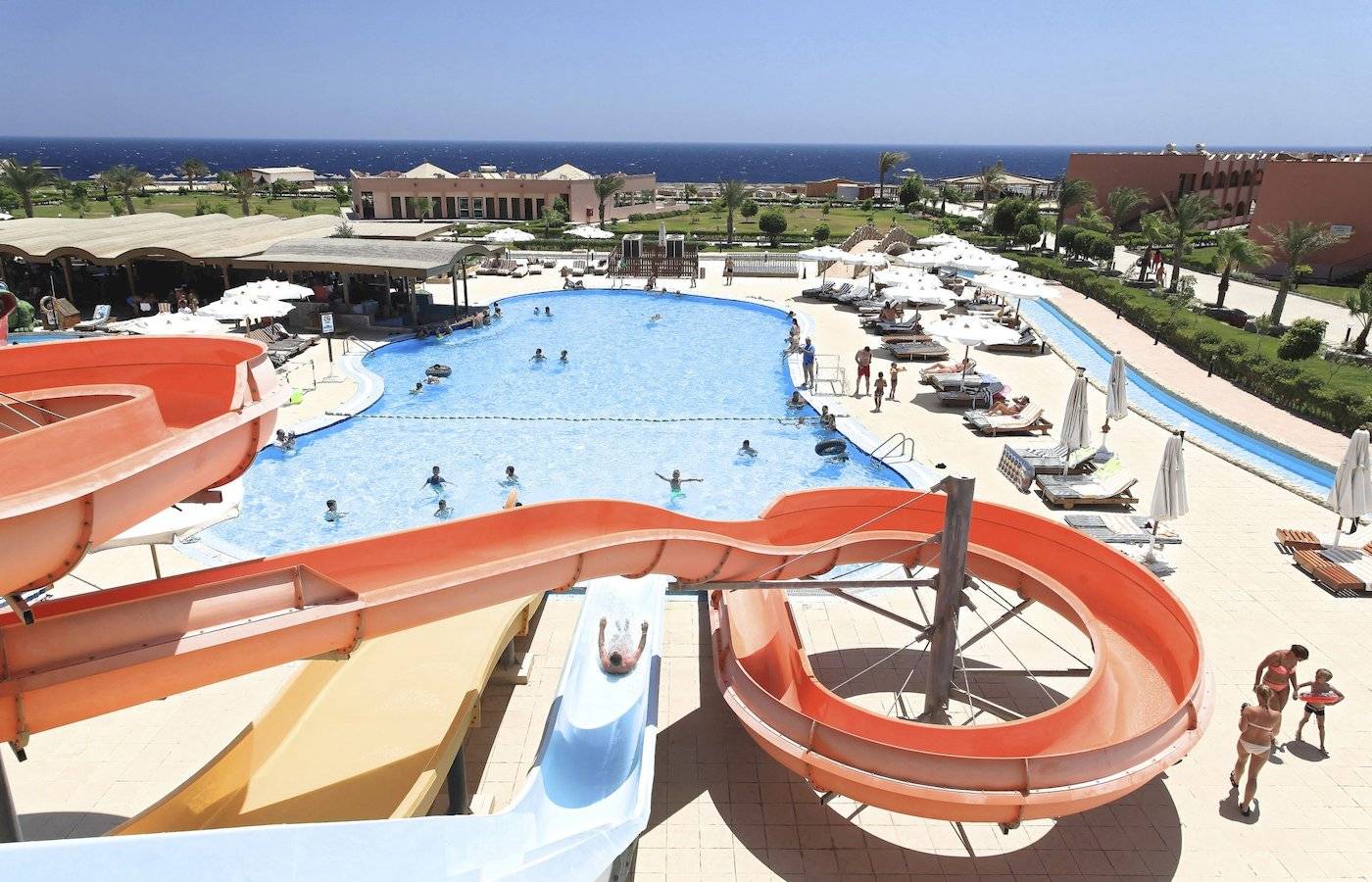 Das Three Corners Happy Life Beach Resort mit mehreren Wasserrutschen und einem großen Schwimmbad.