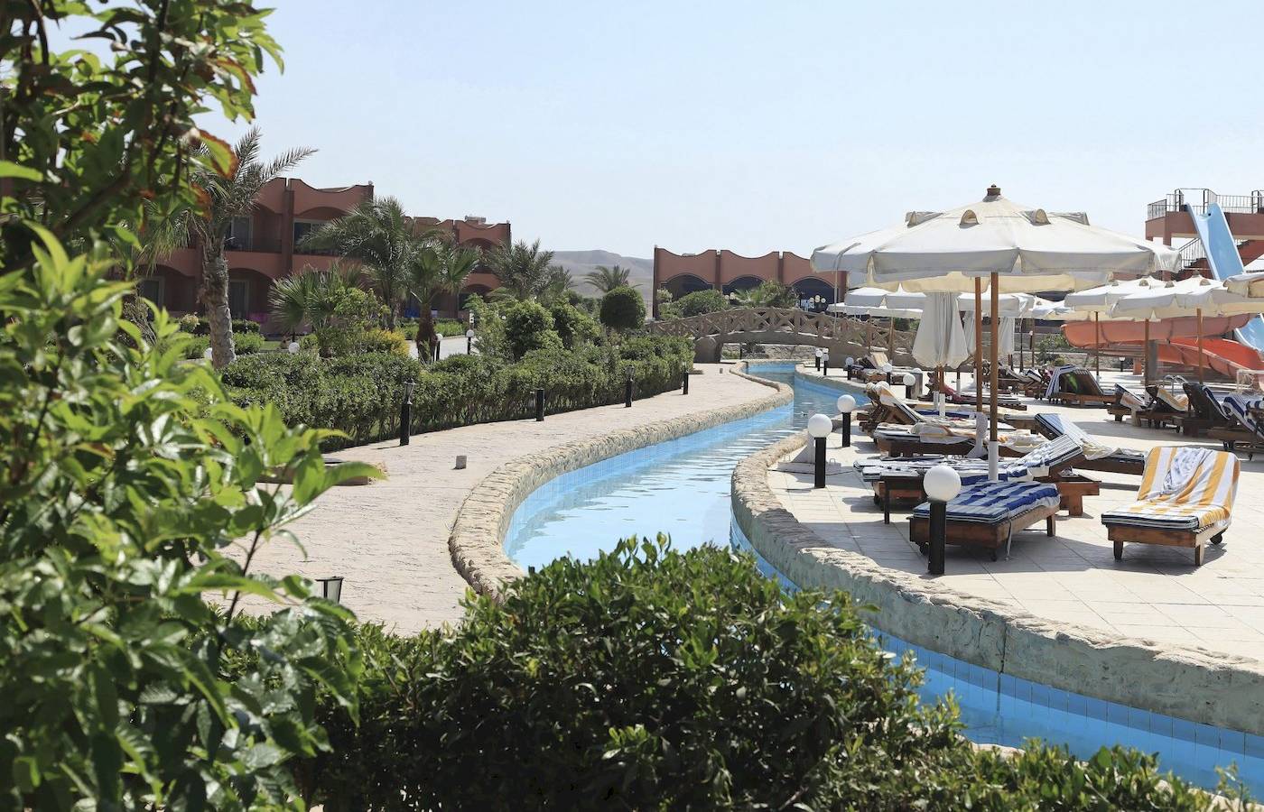 Außenpool und Liegen des Three Corners Happy Life Beach Resorts