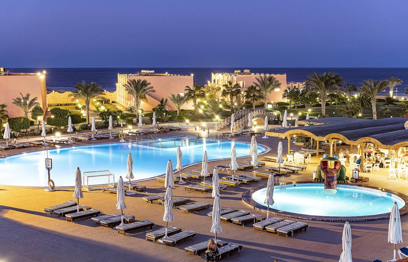 Drei-Ecken-Happy-Life-Strandresort-Pool-bei-Abendbeleuchtung