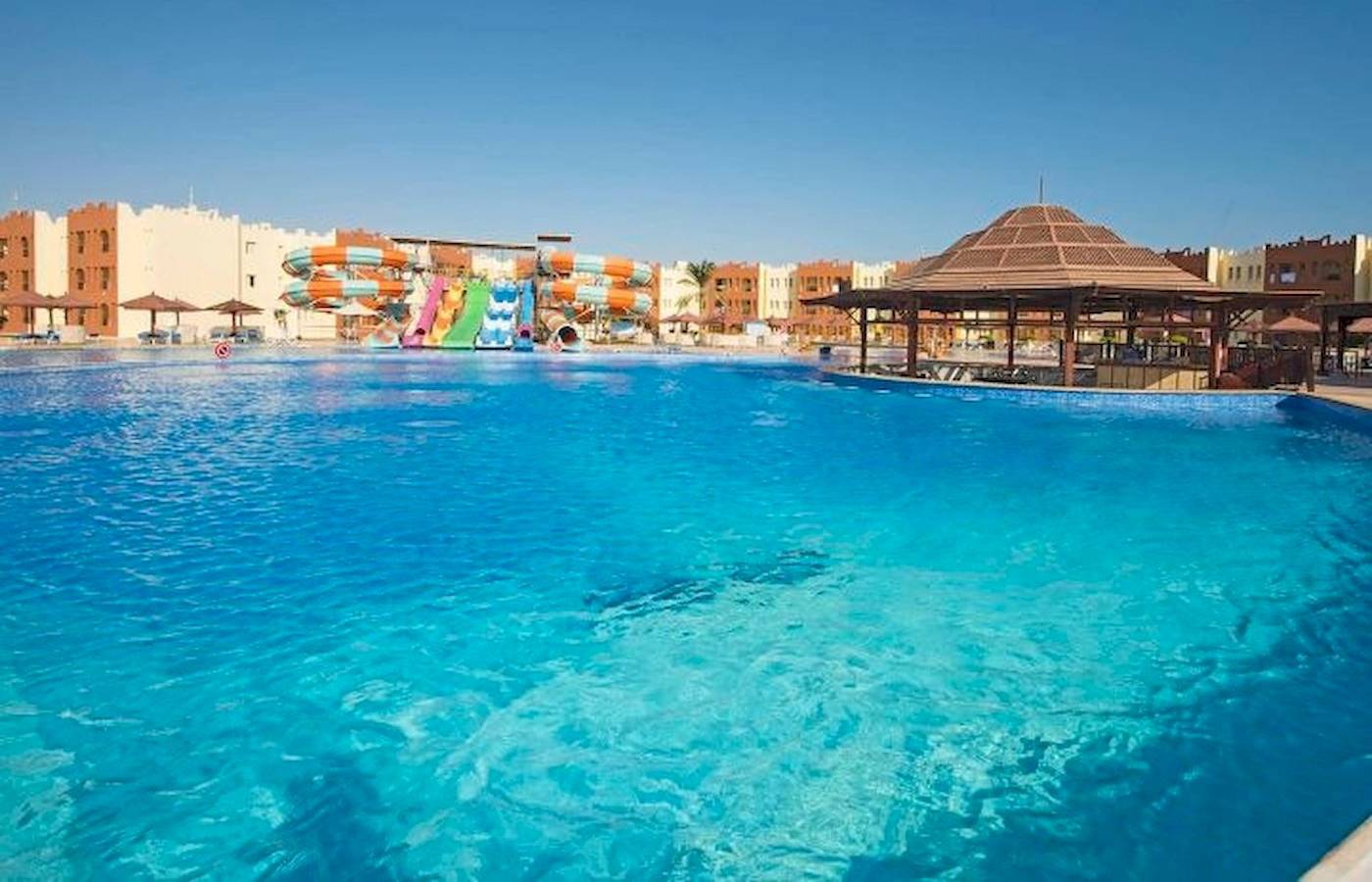 Außenpool mit Wasserrutschen im Sunrise Royal Makadi Resort