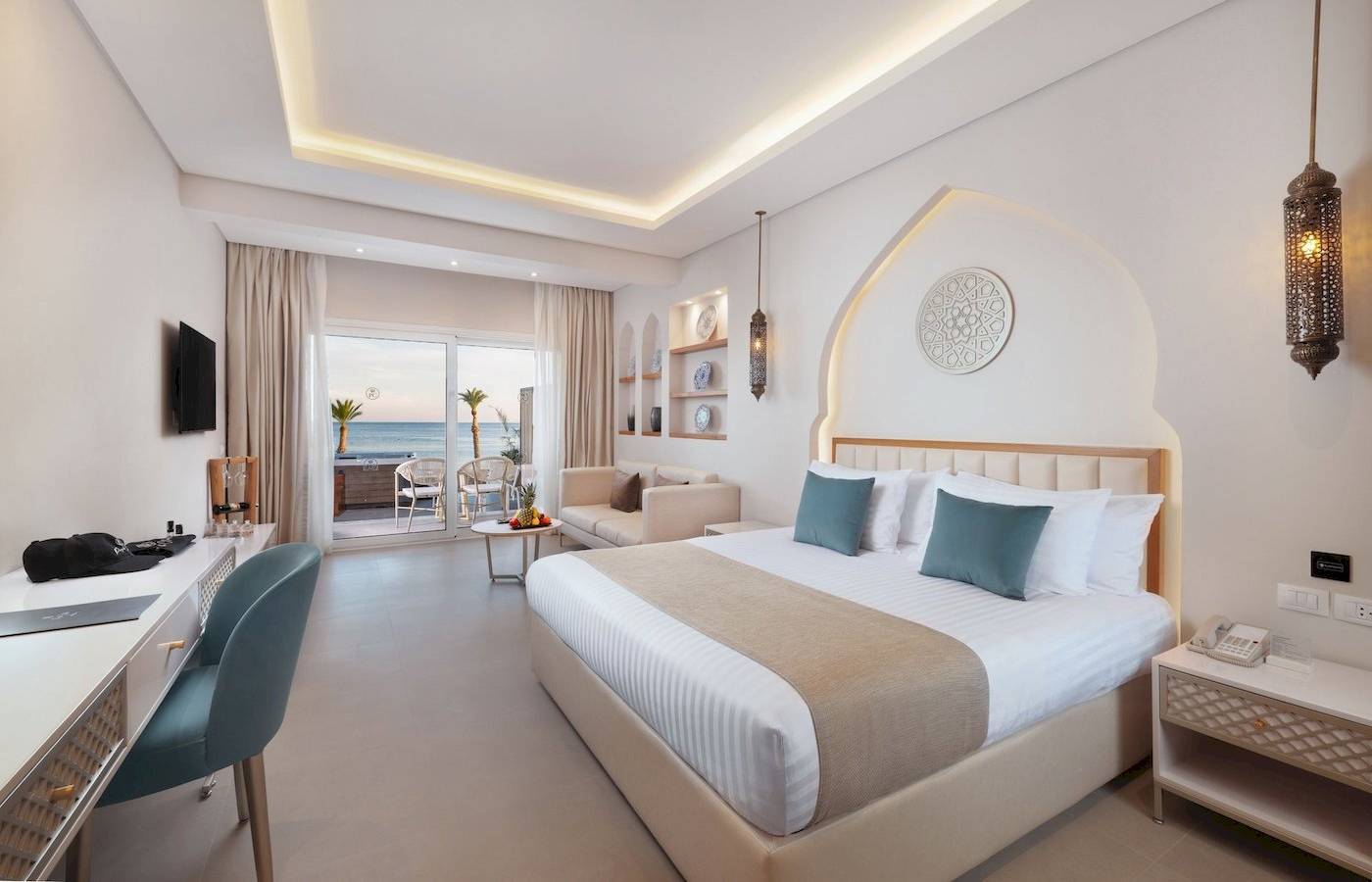 Innenansicht eines Schlafzimmers im Sunrise Royal Makadi Resort mit Blick auf das Meer.