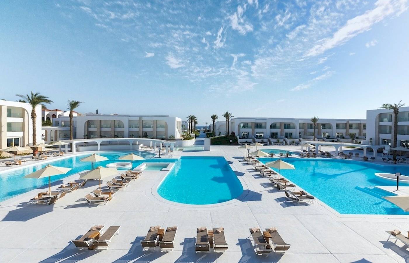 Pool-Bereich im Sunrise Royal Makadi Resort mit Lounge-Liegen und Sonnenschirmen.