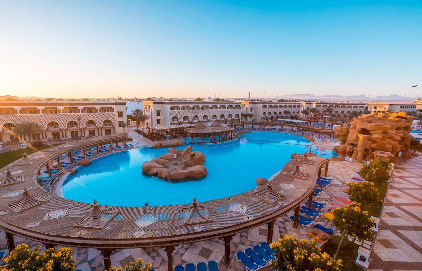 Luftaufnahme des Swimmingpools und der Liegen im Sunrise Royal Makadi Resort
