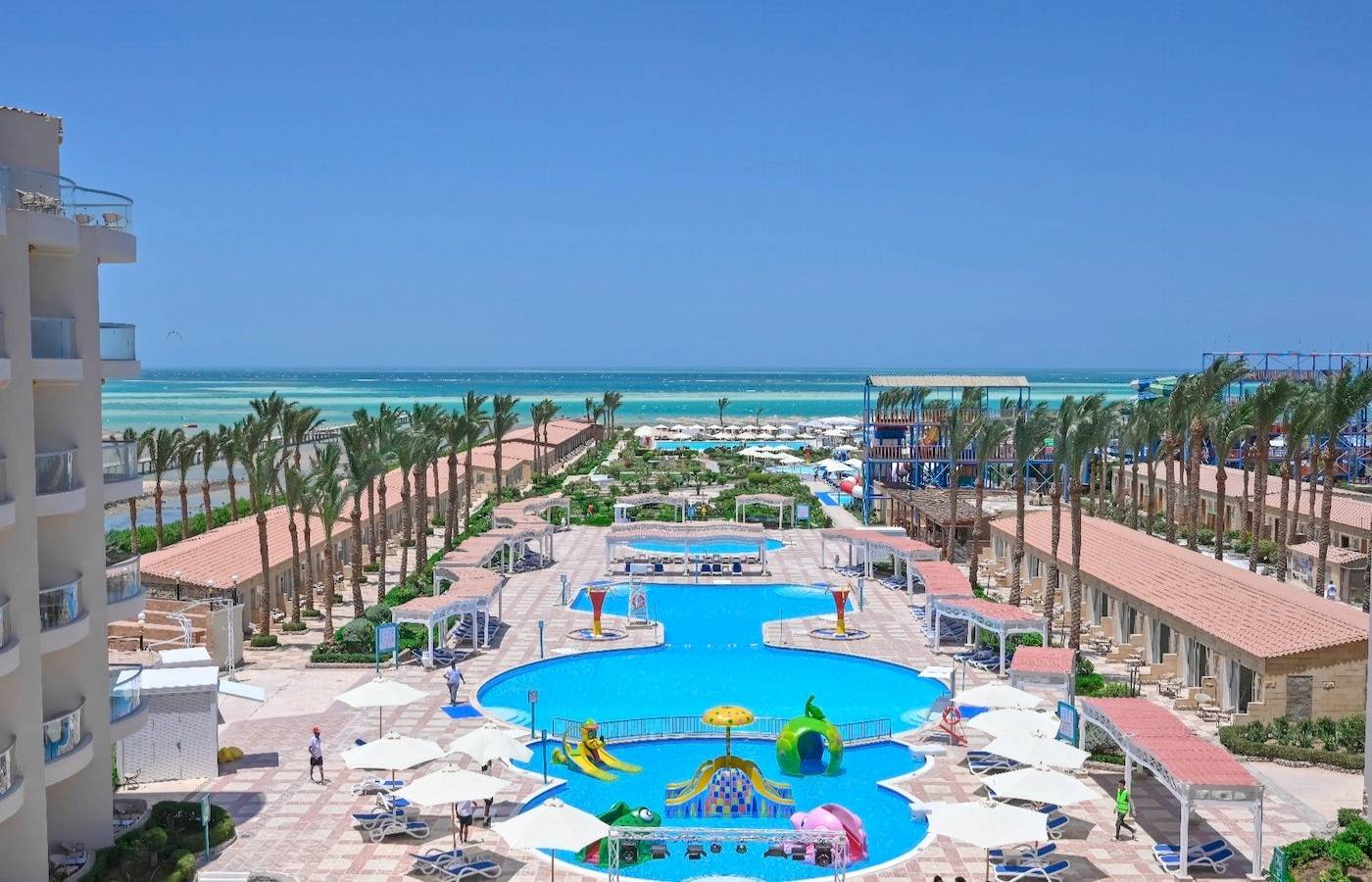 Luftaufnahme des Sunrise Royal Makadi Resorts mit Swimmingpools und Hotelanlagen.