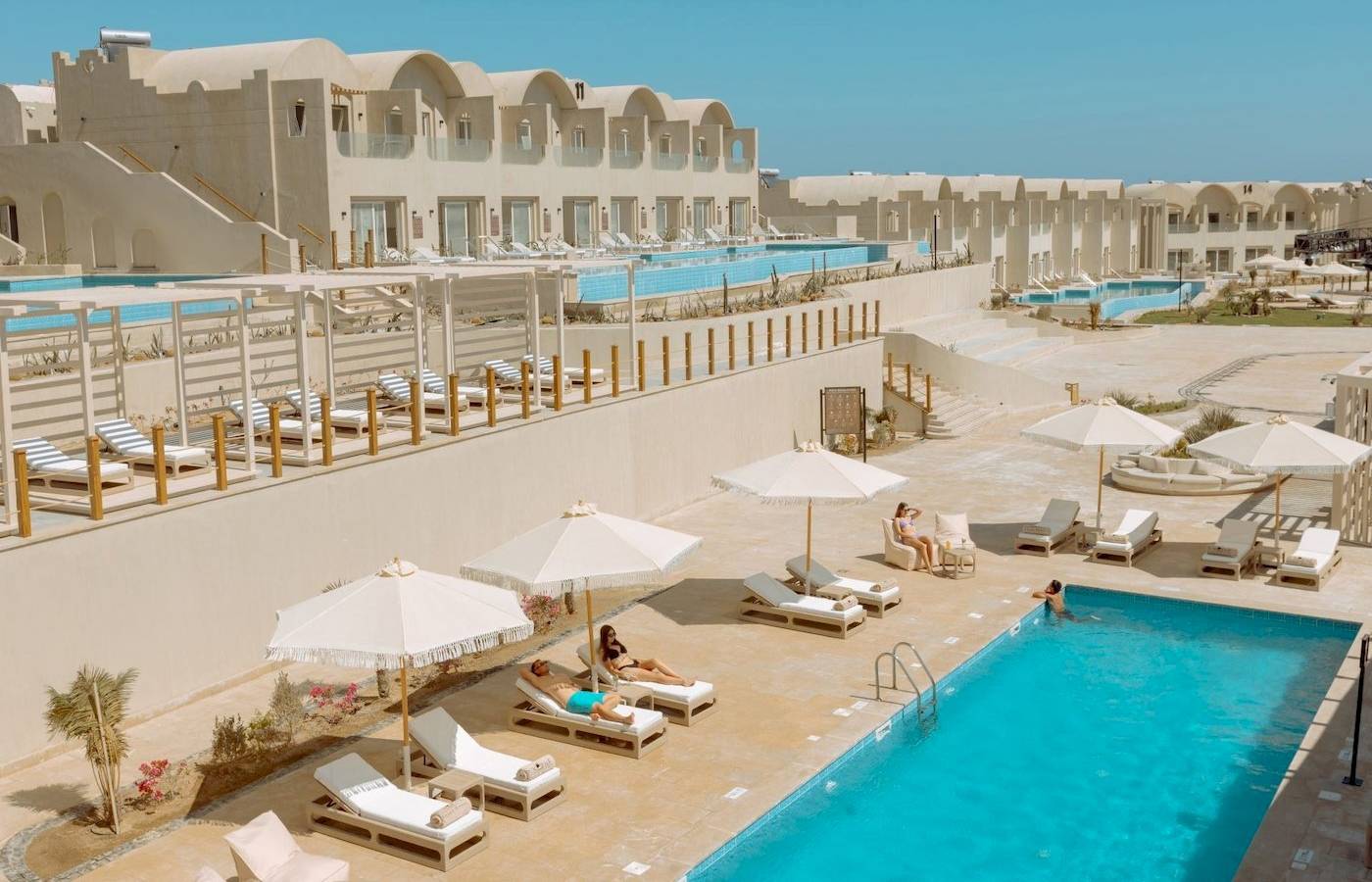 Überblick über das SUNRISE Royal Makadi Resort mit mehreren Pools und Loungebereichen.