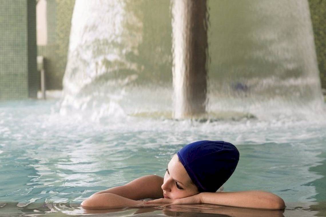 Eine Frau schwimmt entspannt im Pool des Costa Calero Thalasso & Spa.