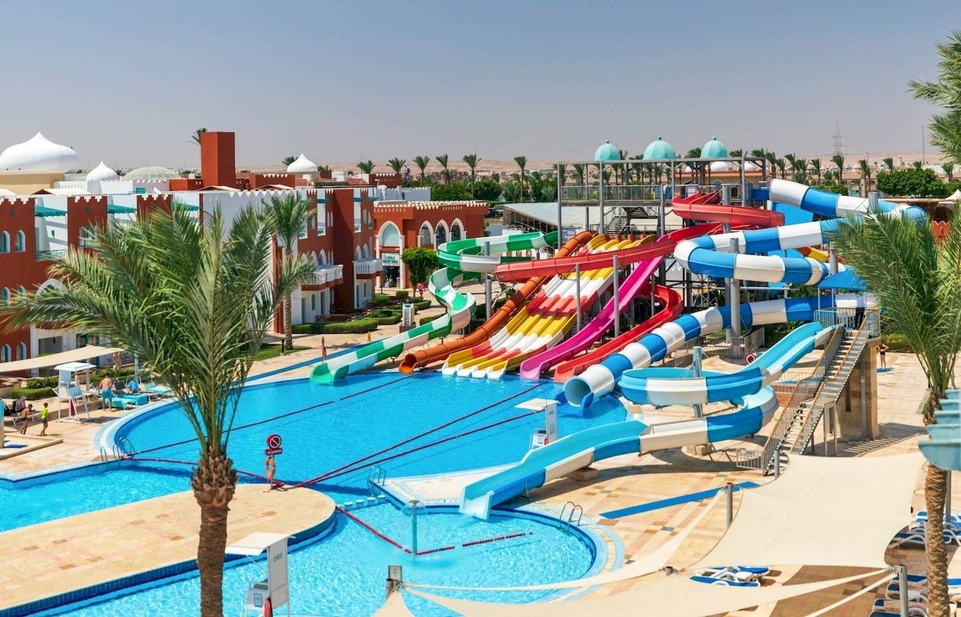 Wasserrutschen und Swimmingpool im Sunrise Royal Makadi Resort.