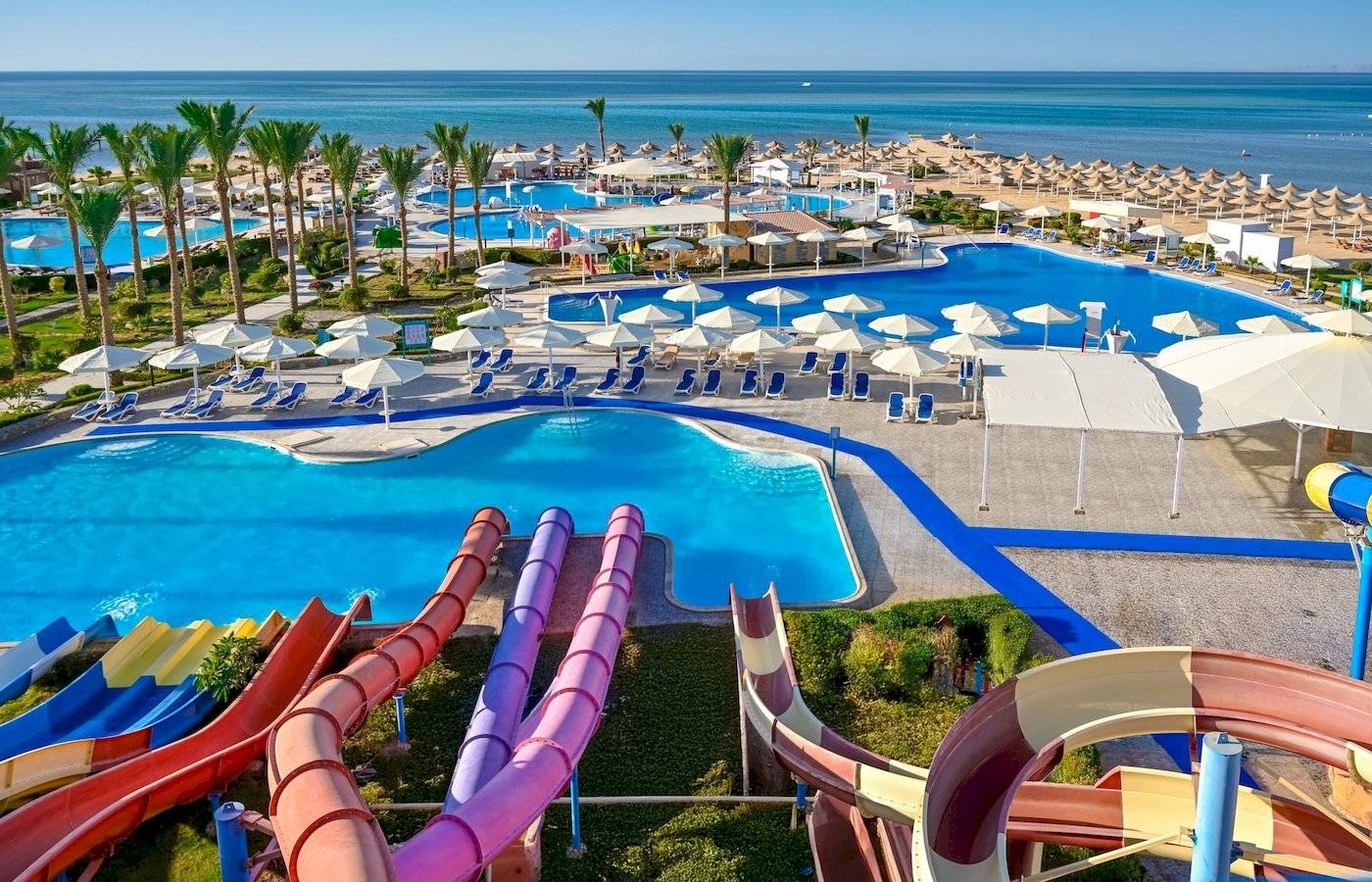 Luftaufnahme des Swimmingpools und der Wasserrutschen im Sunrise Royal Makadi Resort.