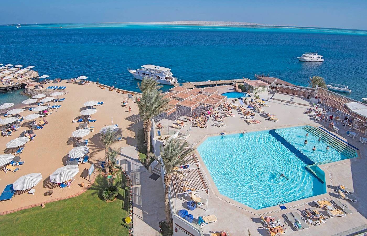 Luftaufnahme des Pools und Strandbereichs des Sunrise Royal Makadi Resorts