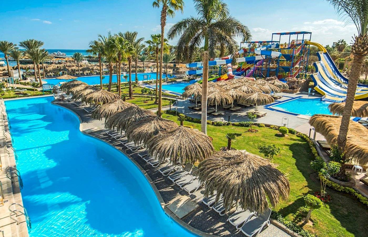 Luftaufnahme des Pools und Wasserrutschen des Sunrise Royal Makadi Resorts