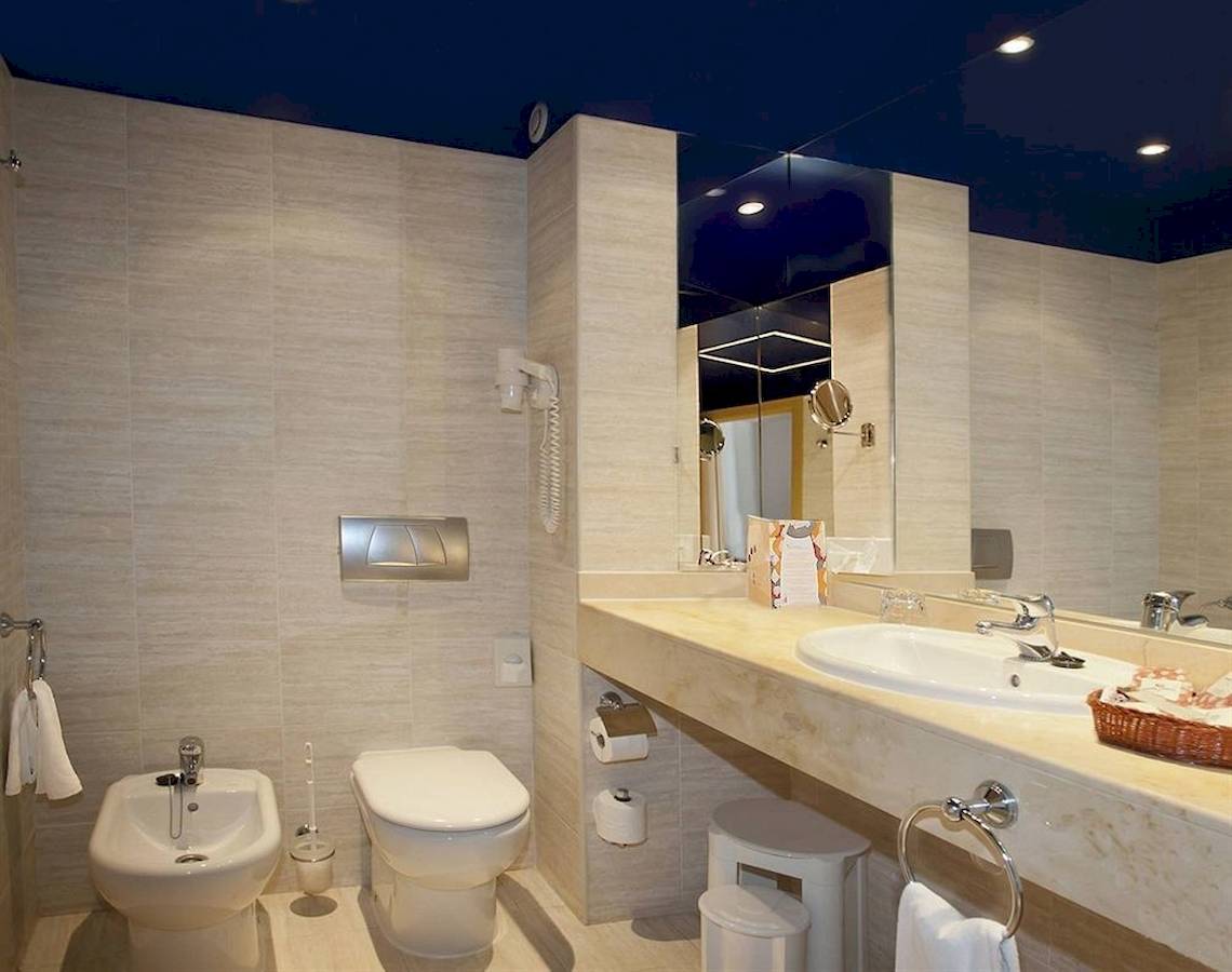 Badezimmer im Costa Calero Thalasso & Spa Hotel mit Bidet, Toilette und Waschbecken.