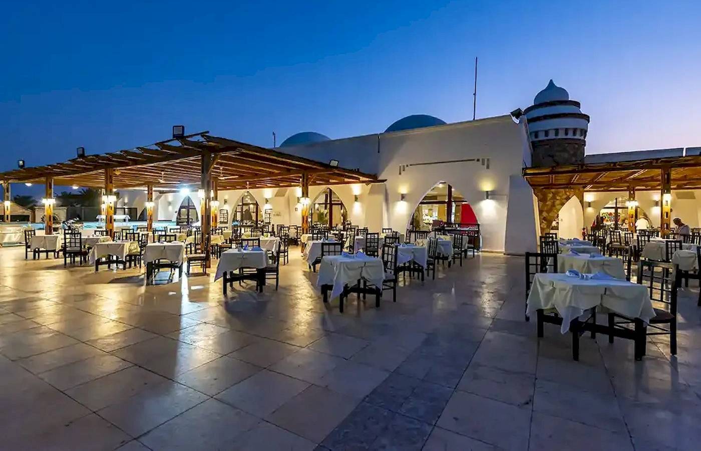 Alfresco-Essbereich des Gorgonia Beach Resorts bei Nacht
