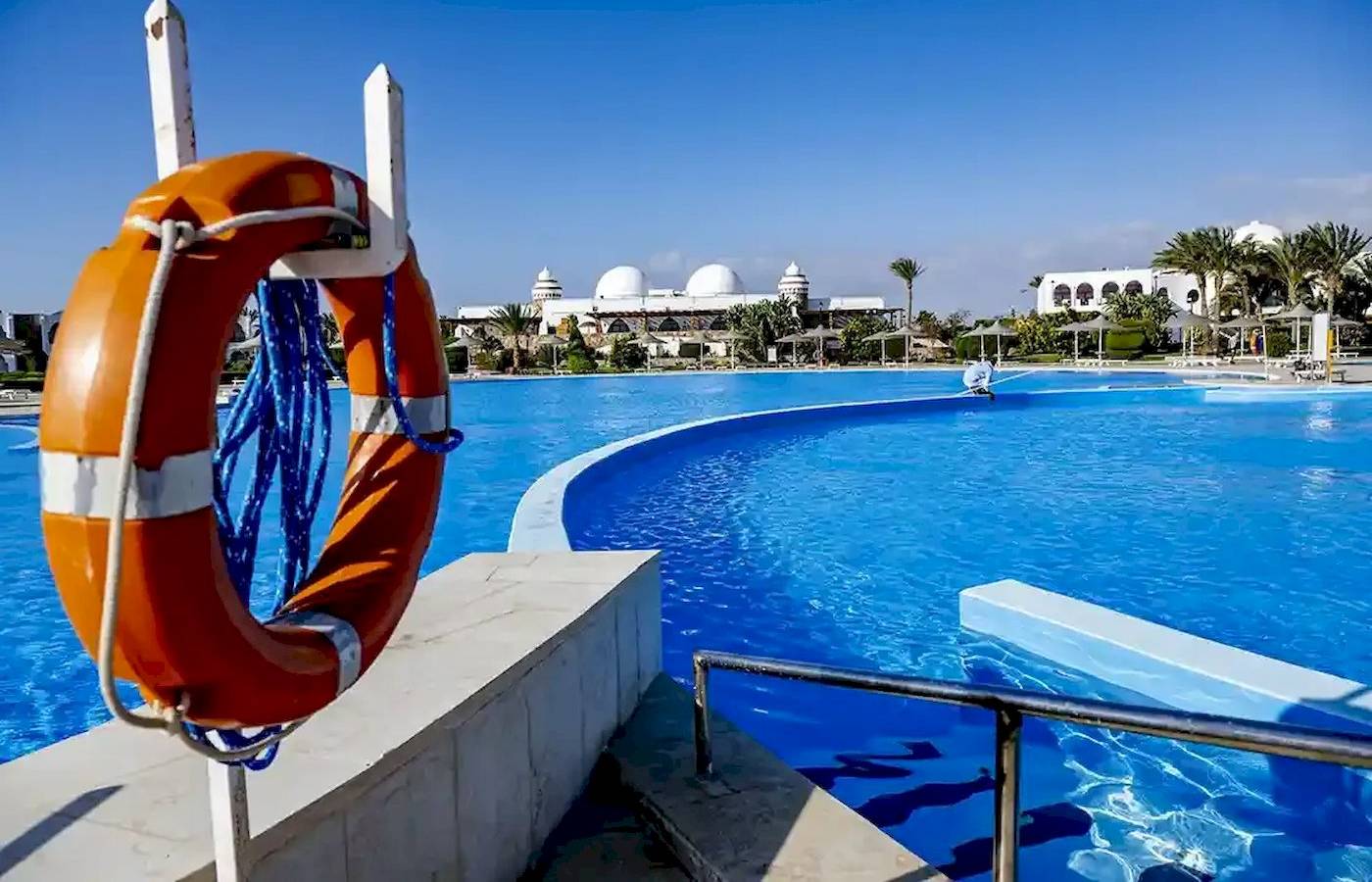 Außenpool des Gorgonia Beach Resort mit Rettungsring am Rand